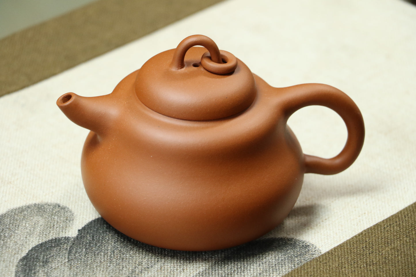 260cc Red Clay Zisha Handmade Teapot "Chuan Ding Hu Lu" (串顶葫芦)